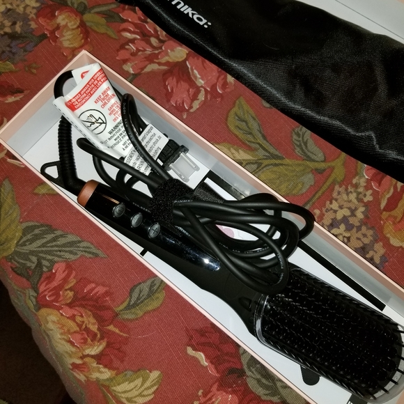NWT Amika straightening brush - Picture 2 of 7